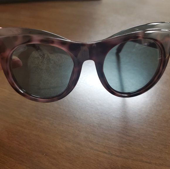 Gucci Accessories - Gucci sunglasses